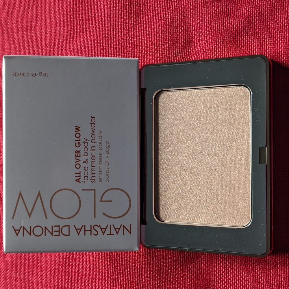 Natasha Denona All over glow powder in Light